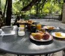 Petit-déjeuner en terrasse